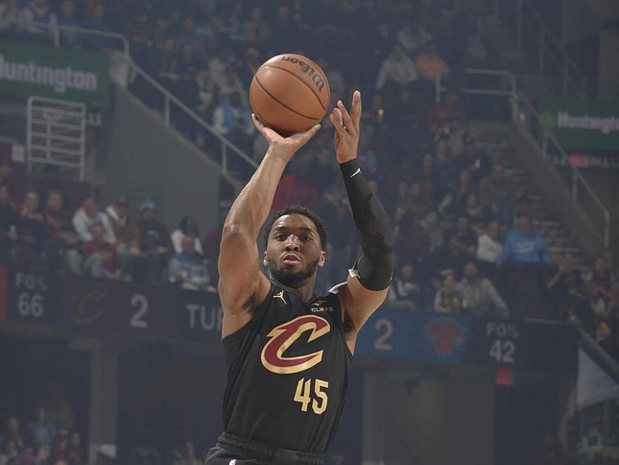 开云体育官方网站入口-米切尔复出先破门——惊险比赛中获得重生带队重整士气