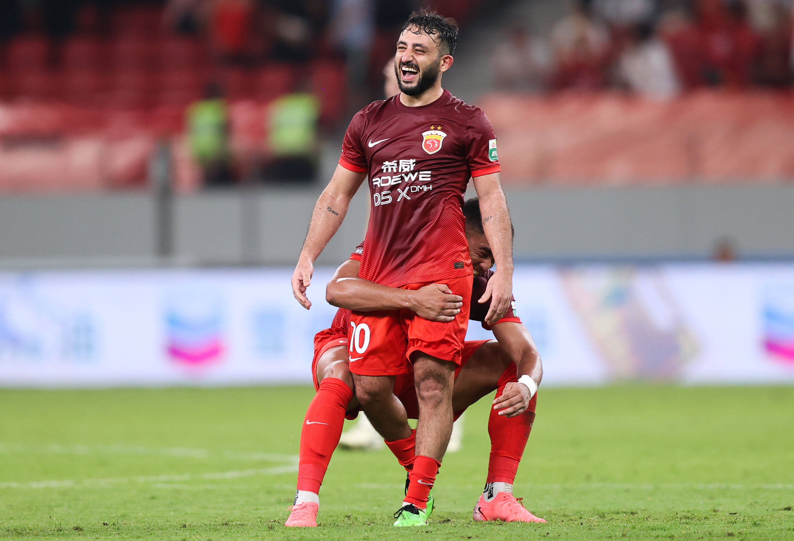 开云体育在线观看-传中高效果！中超球员技术精湛，传球精准